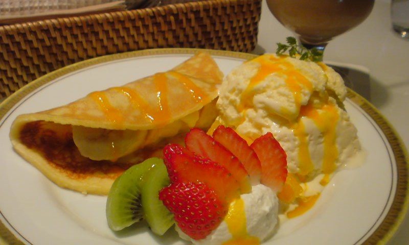 マンゴーソースの厚焼きクレープアイスクリーム添え/CAFE 丸福