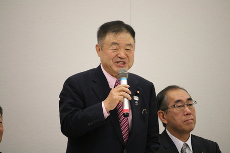 遠藤利明氏