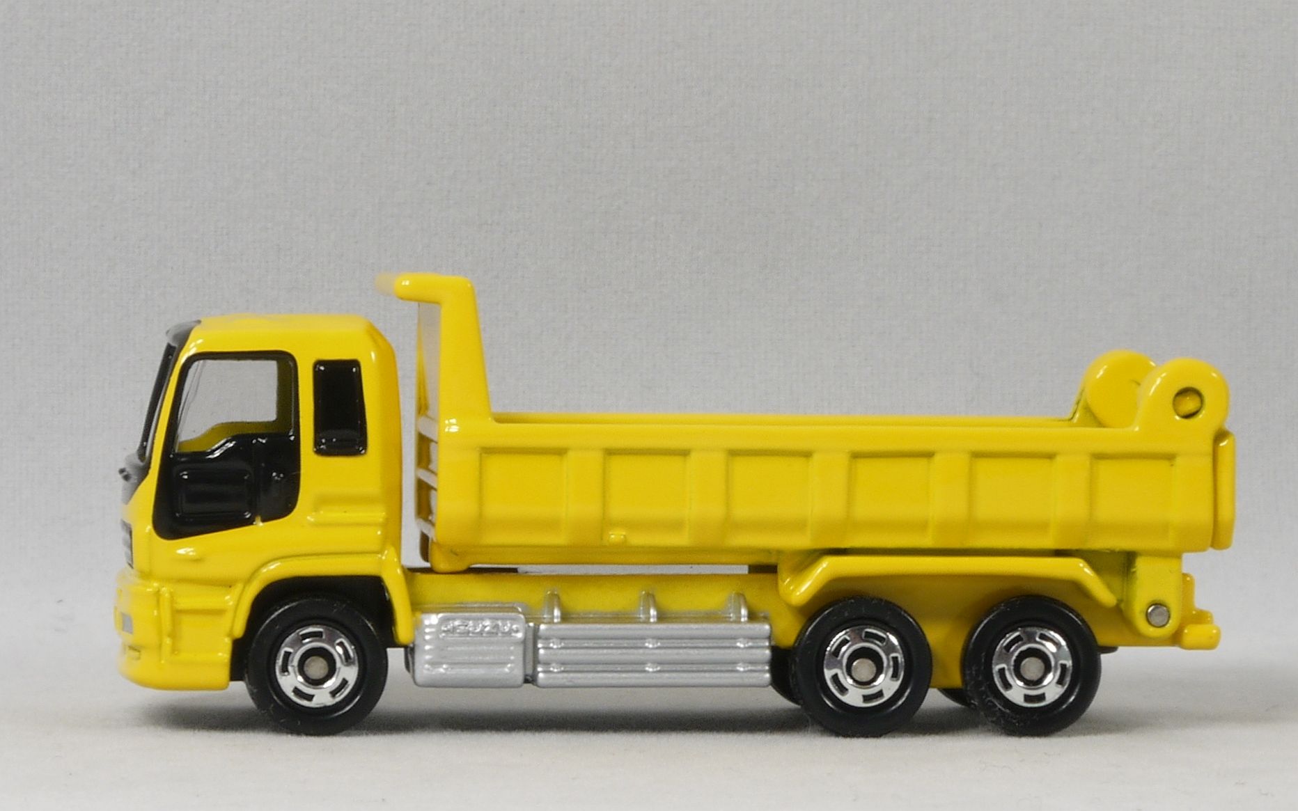 トミカ No.101 いすゞ ギガ ダンプカー 箱 | おもちゃ通販の
