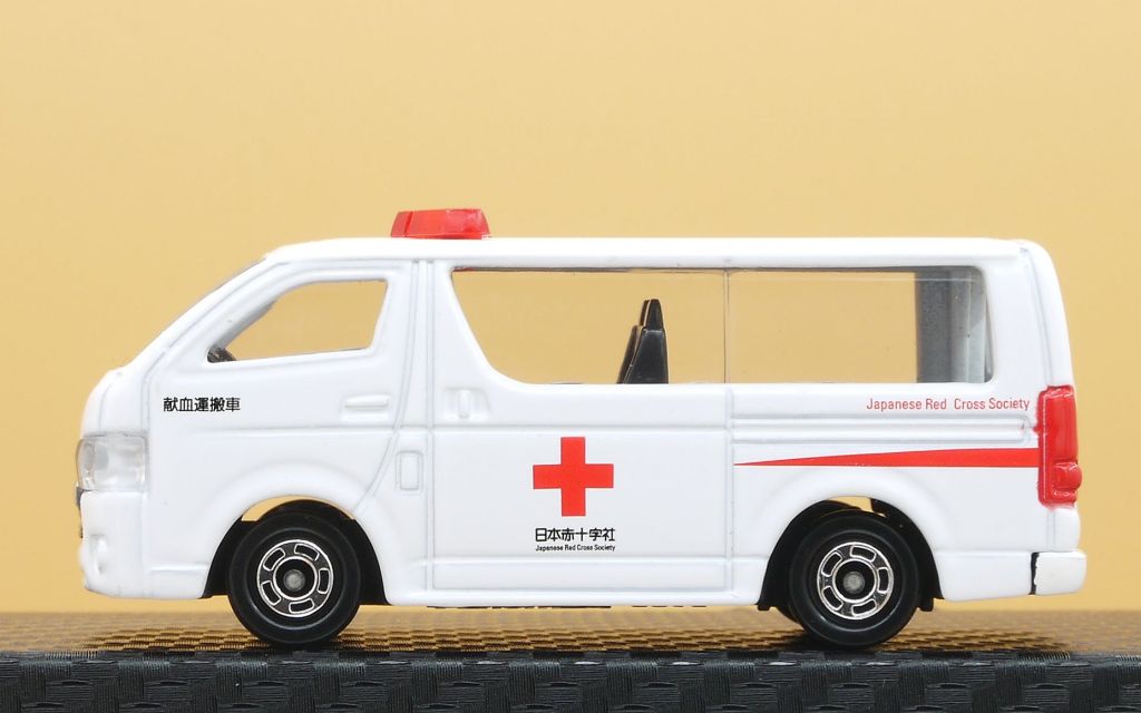 2019/3 トミカ No.113 トヨタ ハイエース 献血運搬車 赤十字特注