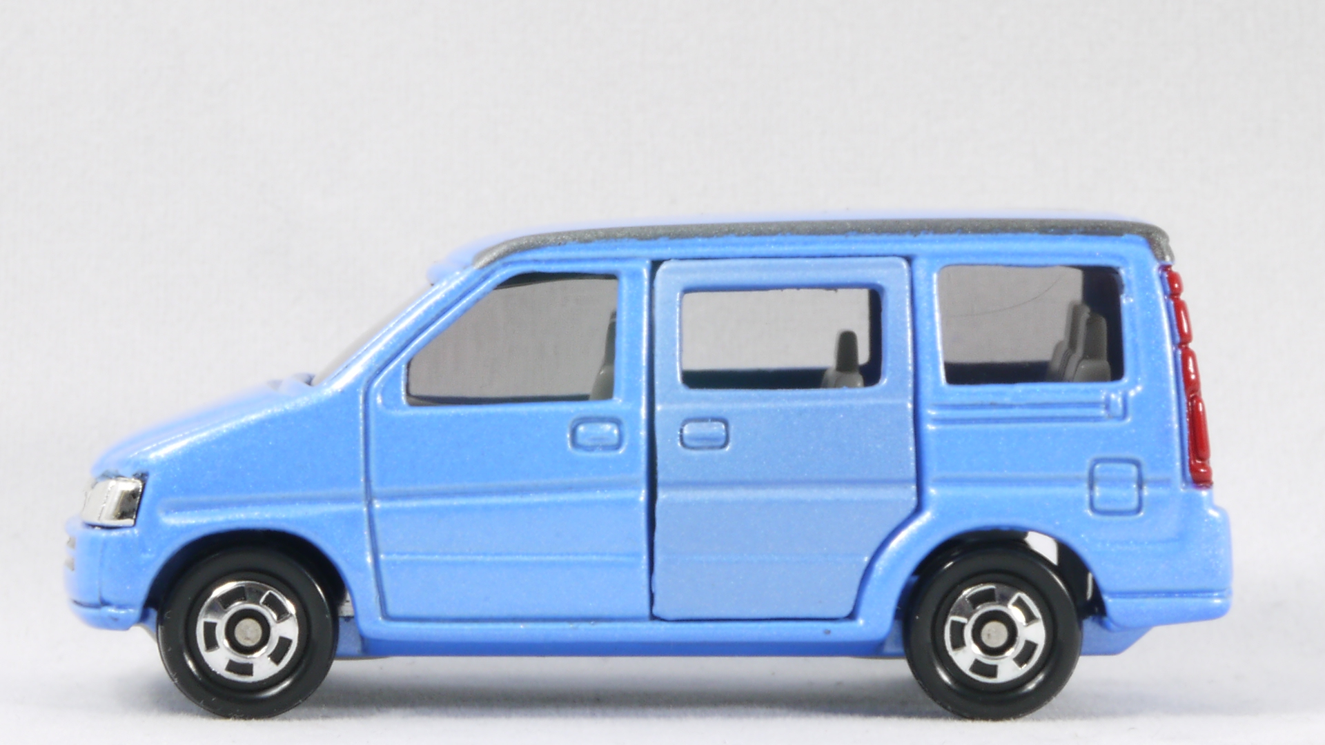 ステップワゴン　トミカ Amazon | トミカ 赤箱 21 ホンダ ステップワゴン 1/64 緑 赤TOMY