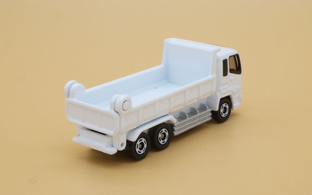 トミカ　いすゞ ギガ ダンプカー & 軽装甲機動車セット ハッピーセットトミカ いすゞ ギガ ダンプカー - YouTube