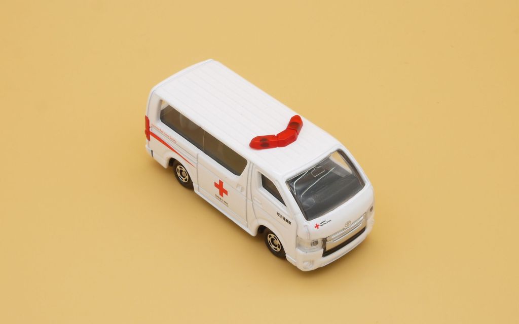 2019/3 トミカ No.113 トヨタ ハイエース 献血運搬車 赤十字特注 : ま