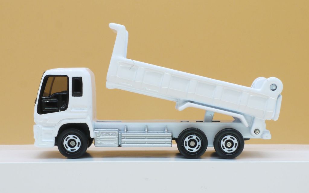 トミカ　いすゞ ギガ ダンプカー & 軽装甲機動車セット ハッピーセットトミカ いすゞ ギガ ダンプカー - YouTube