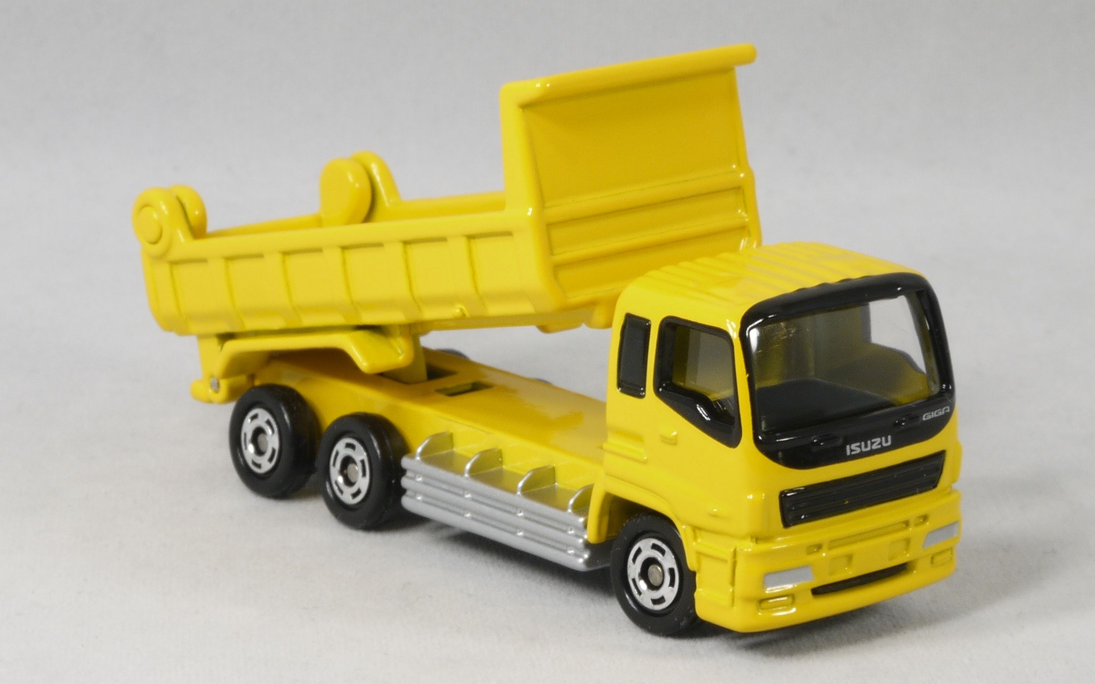 トミカ No.076 いすゞ ギガ ダンプカー : まつくログ-トミカ分室