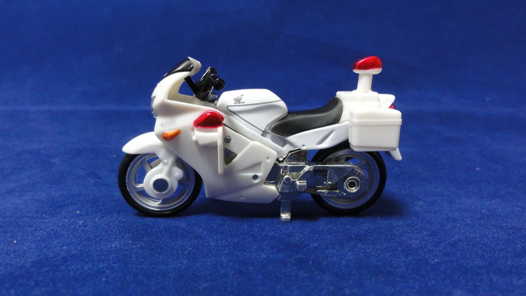 トミカ NO.4 ホンダ 白バイ ミニカー ダイキャスト トミカ MC0087