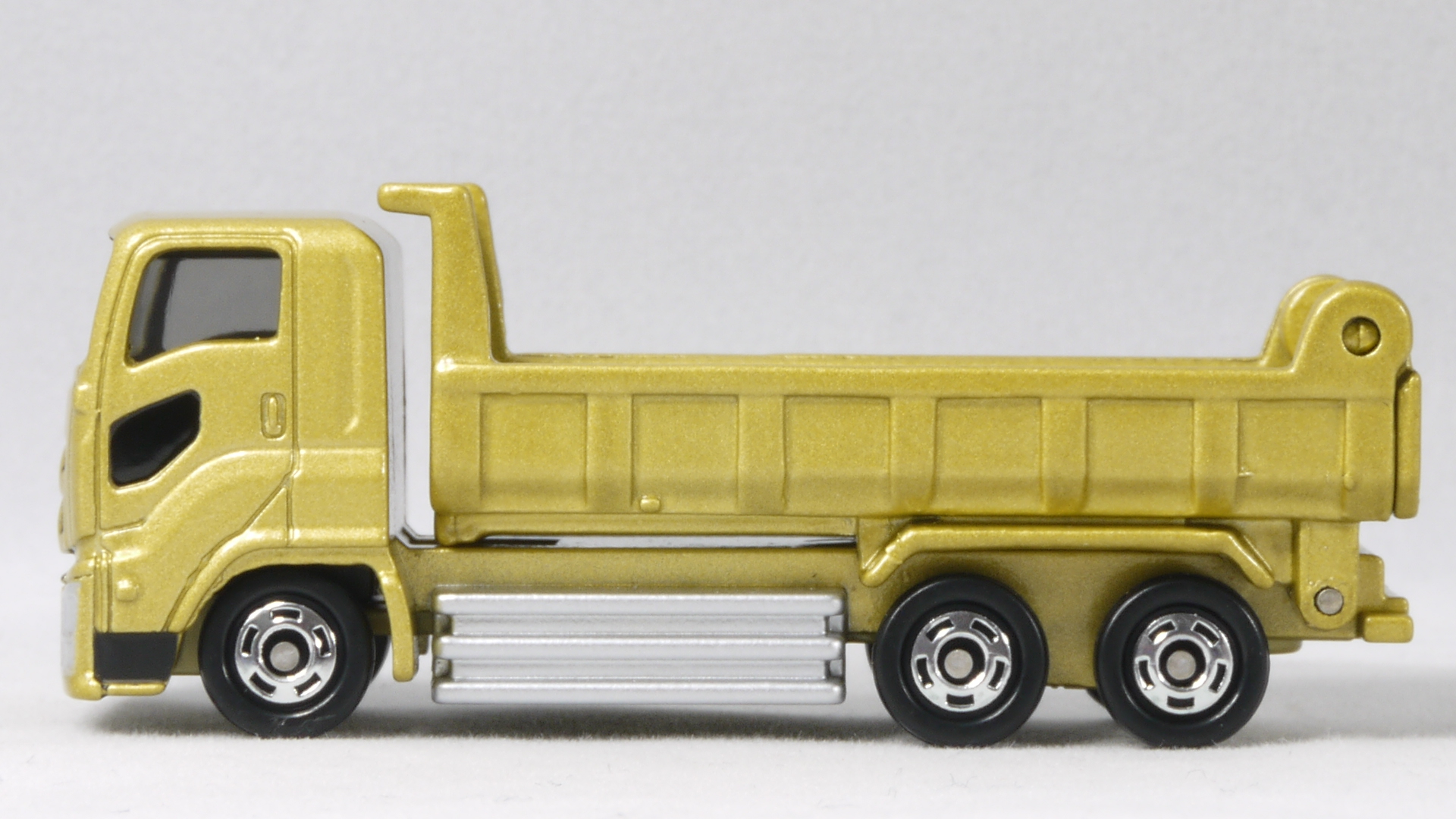 16 9 トミカ No 101 いすゞ ギガ ダンプカー 通常版 まつくログ トミカ分室