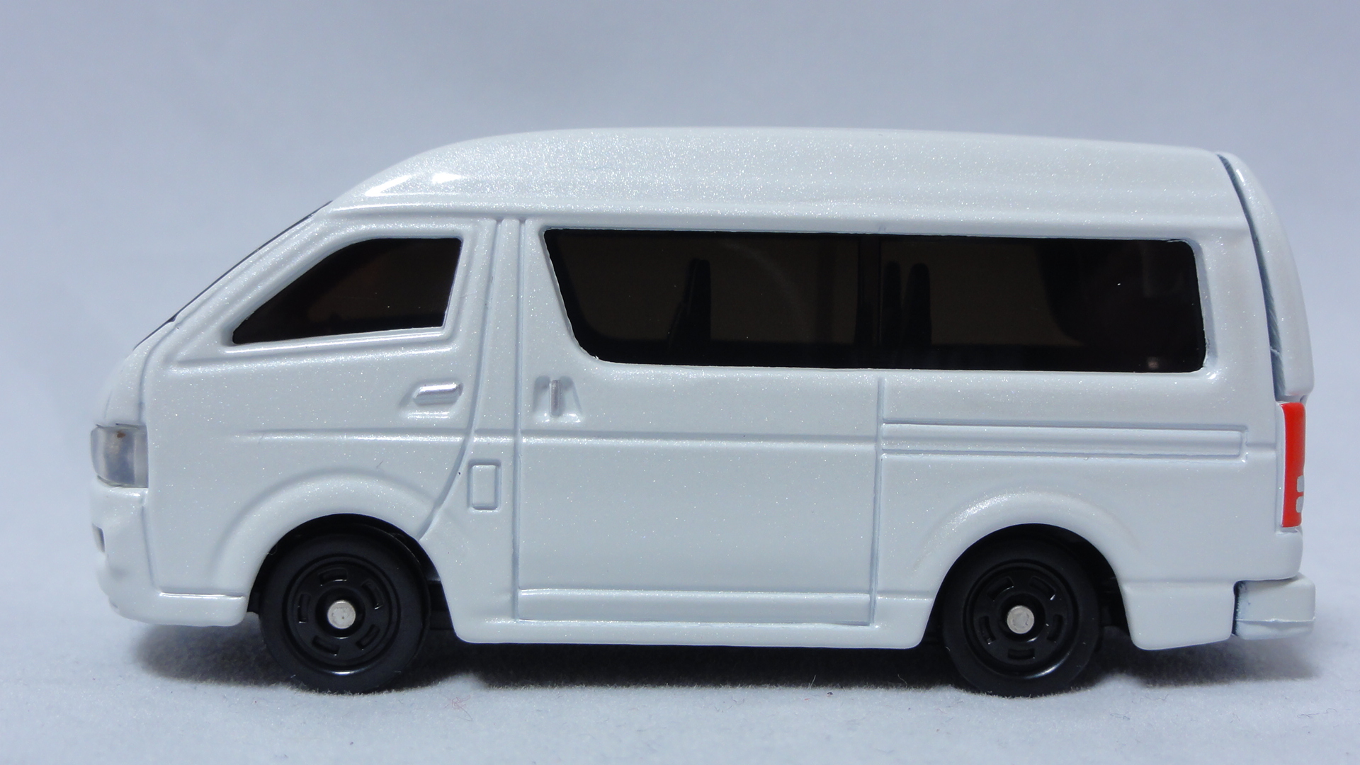 2013/4 トミカ No.048 トヨタ ハイエース : まつくログ-トミカ分室