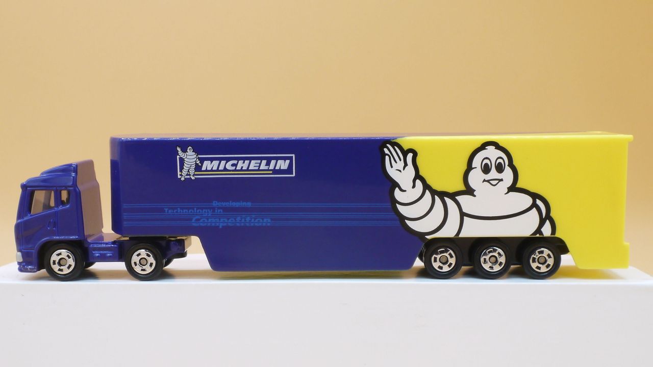 2019/6 トミカ ロング No.135 ミシュラン モータースポーツトランス