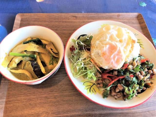 タイハーブ多彩な 豚肉のガパオ炒め グリーンカレー を バーンプアン 高知 で 毎日カレー と タイ料理 By エスニカン