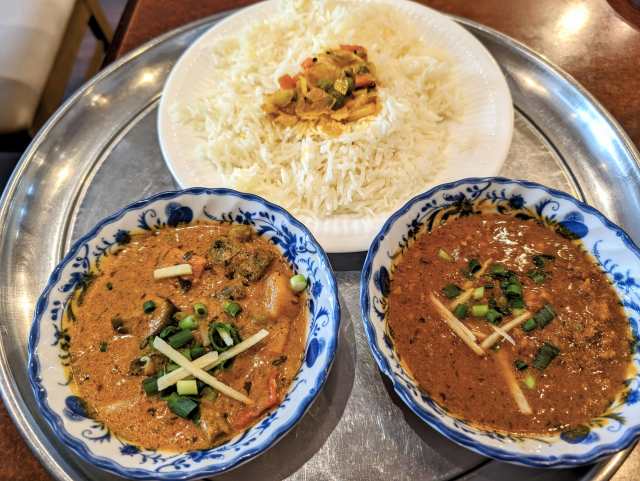 インド料理「ハリマケバブビリヤニ」（上野）でカレー２種のランチ「タンドリーチキンセット」
