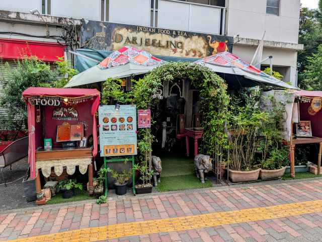 老舗インド料理「ダージリン春日店」（後楽園）で２種カレーセット（ナンがブーメラン型）