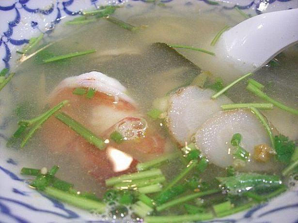 タイ料理「トムヤムクン」実はクリアスープの白（ナムサイ）とおなじみ