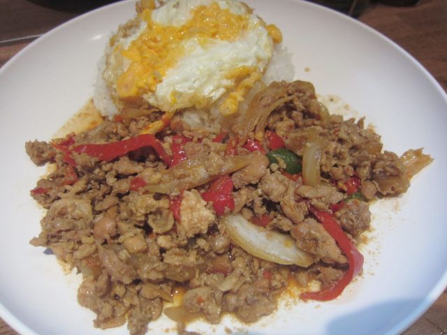 タイ料理 ガパオライス 主役のガパオ葉は少ないより多い方がいい 毎日カレー と タイ料理 By エスニカン