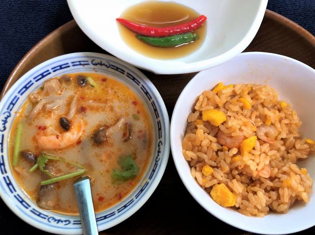 実食 セブン イレブンの２１年秋 トムヤムクン と トムヤムチャーハンおにぎり タイっぽい雰囲気はありますがー 毎日カレー と タイ料理 By エスニカン