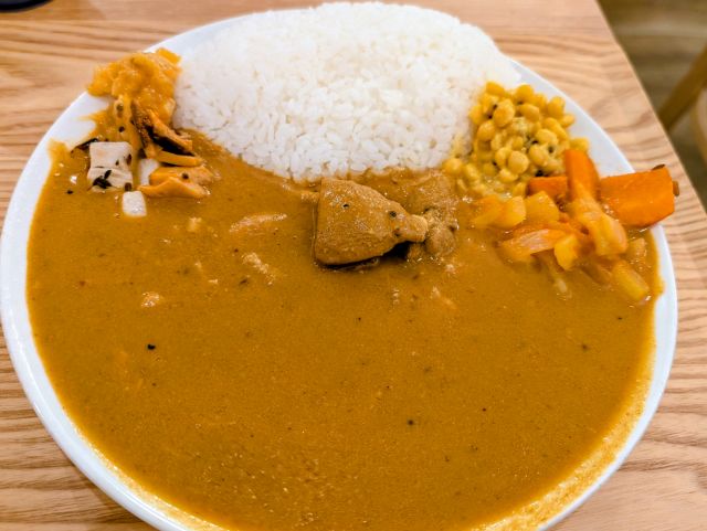 「モチヅキカレー（秋葉原）で開店６周年限定「グランドチキンカレー」（芳醇スパイシー）