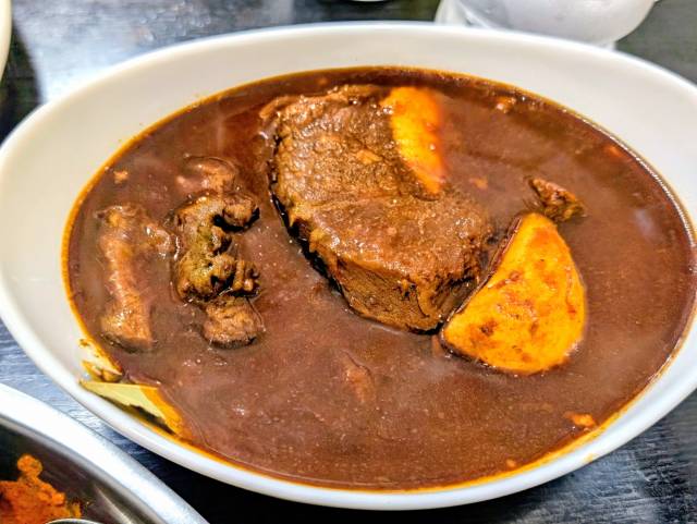 デリー上野店で牛脂溶け込む「牛バラ肉のカシミールカレー」