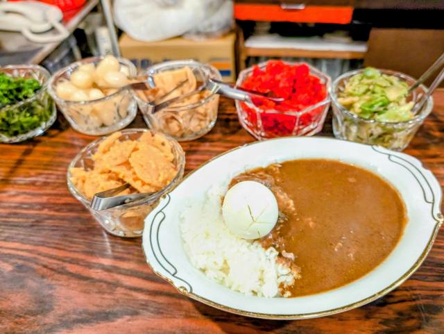 薬味三昧の「カレーの店インデラ」（神田）で「ハード＋ゆでたまご」（お米が山形産「雪若丸」に」