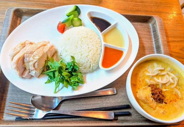 「海南鶏飯食堂Cｉaｌ」（横浜駅）で「海南鶏飯とハーフラクサセット」