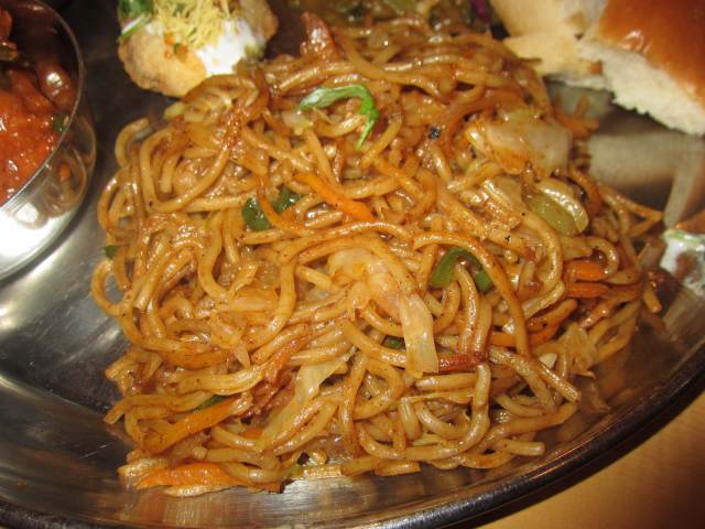 チベットの炒め麺 チョウミン をネパール式 プルジャダイニング ホワイトヒマラヤ インド式 ベジキッチン アールティー で 毎日カレー と タイ料理 By エスニカン
