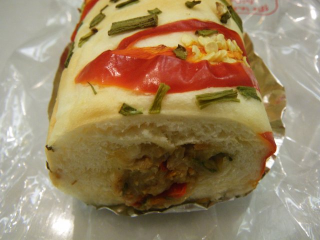 タイ バンコクのベーカリーで ガパオツナマヨネーズ と赤トウガラシ入り ツナロール 毎日カレー と タイ料理 By エスニカン