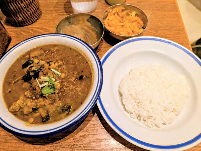 「エチオピアＣＫ秋葉原店」で別盛りの「野菜豆カリー」（※ランチの「マンゴープリン」は１００個限定）