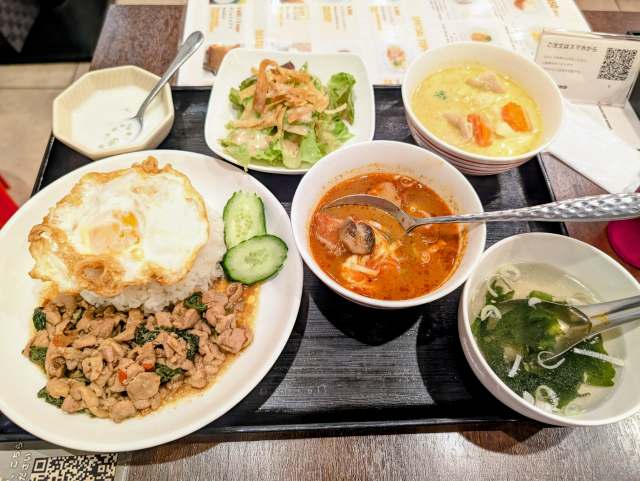 「タイヴィレッジ（仲御徒町）」で「ガパオ炒めごはんとグリーンカレー」のコンボランチ