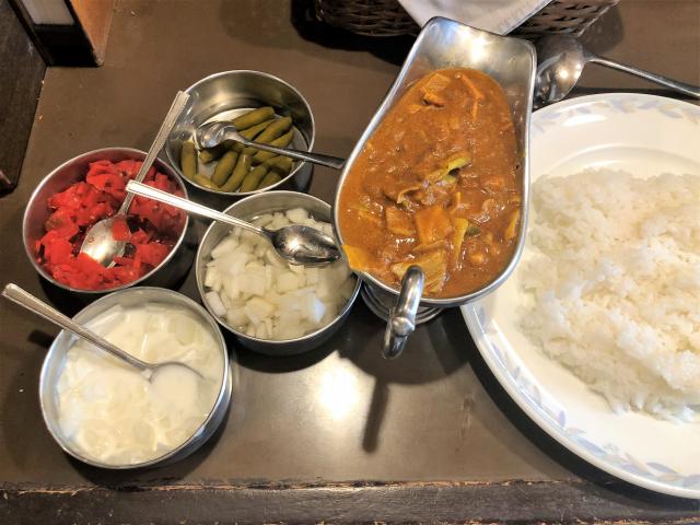 昭和の時代から ヘルシー スパイシー なカレー専門店 ボルツ竹橋店 で ベーコン野菜 エビの辛さ３０倍 毎日カレー と タイ料理 By エスニカン