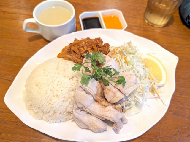 東南アジア料理「天鶏大伝馬町店」で９８０円の「天鶏ランチ」（海南鶏飯＆ガパオ風）