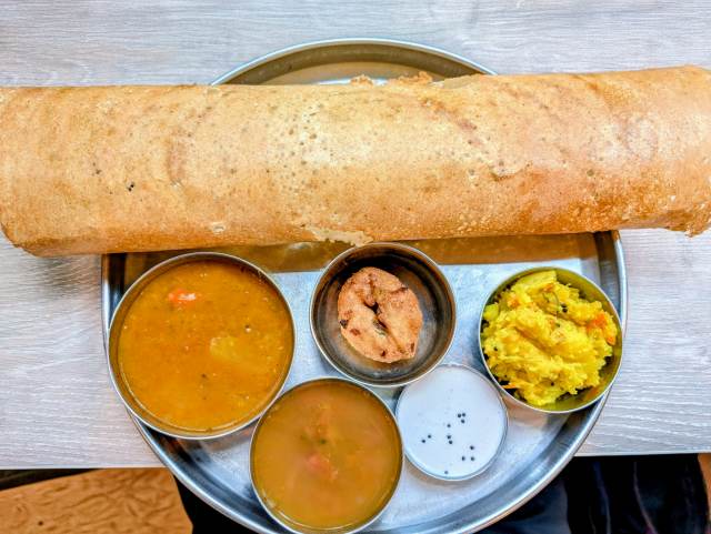 大手町ファーストスクエアの「南インド料理ダクシン」でランチ「ドーサセット」