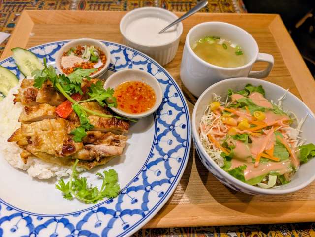 良質タイ料理「ガイヤーンクンミー（新宿）」で焼き鶏肉のせの「ガイヤーンライス」