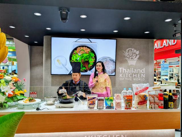 「ＦＯＯＤＥＸ２０２６」タイパビリオンで「ガパオ炒め実演」（※ガパオの鮮緑と香りが別格）