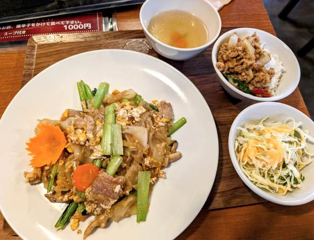 錦糸町のタイ料理「チャーオワン」で生麺ビーフン太麺が美味い炒め麺「パッシーユ」