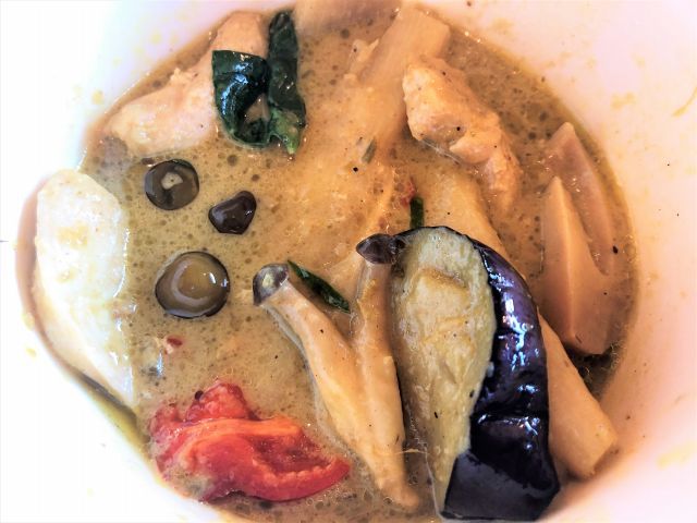 タイハーブ多彩な 豚肉のガパオ炒め グリーンカレー を バーンプアン 高知 で 毎日カレー と タイ料理 By エスニカン