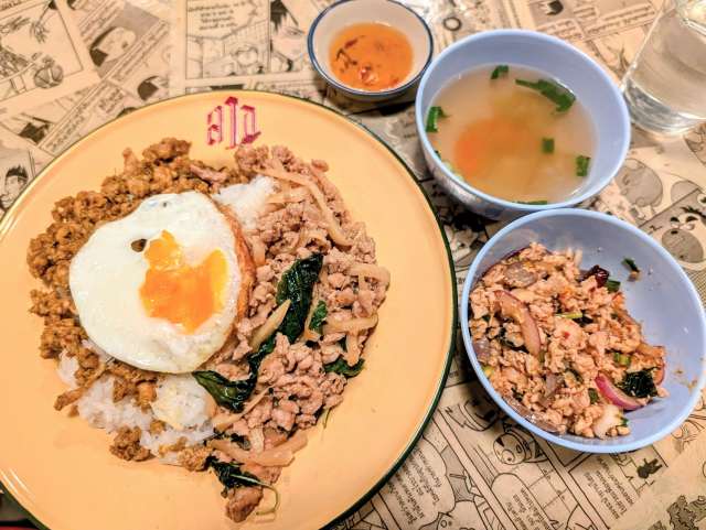 タイ料理惣菜屋台「ＬＡＲＢ」（湯島）で「東北　ラープ」「南　クワクリン」「全土　ガパオ」皿盛り