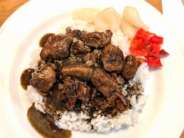 「スマトラカレー共栄堂」でカレー大盛りが似合う「ポークカレー」と「アスパラサラダ」
