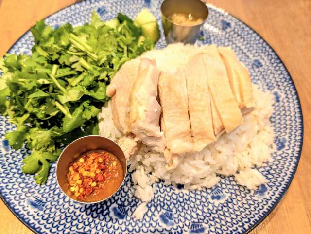 「マンゴツリーカフェ　東京ドームシティラクーア店」でタイ式チキンライス「カオマンガイ」
