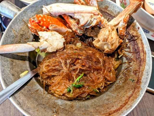 タイ料理「ゲウチャイ新宿店」で蟹と春雨の蒸しもの「プーオップ