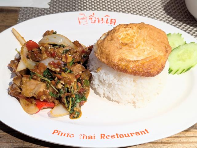 開店１周年迎えた「タイ料理ピントー（浅草橋）」で皮つき豚肉の「ガパオムーコップ」