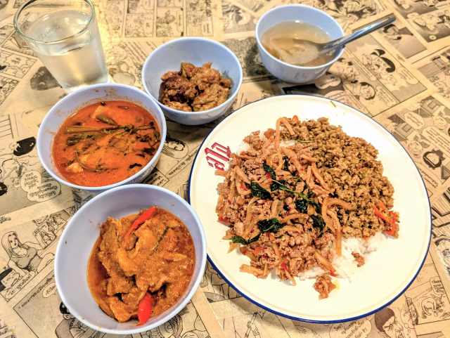 ２食め　タイ郷土料理盛り合わせの「ＬＡＲＢ」（湯島）で南の「クアクリン」と空芯菜の「ゲーンテーポー」＆「ガパオ・ムー」
