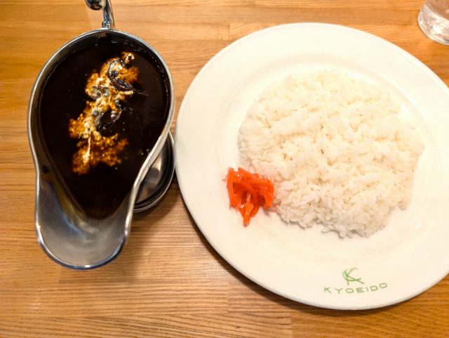 神保町の「スマトラカレー共栄堂」でビーフ＋牛タン入りでビターな旨みの「ハヤシライス」
