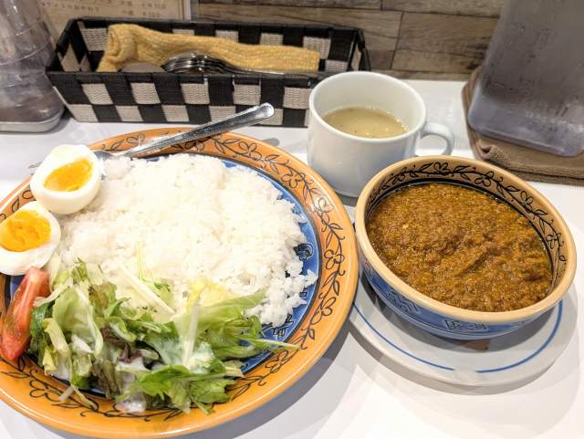夜の「インドカレーフジヤ（日本橋）」で「キー マカレー」（※豆スープとゆでたまごもマストで す）