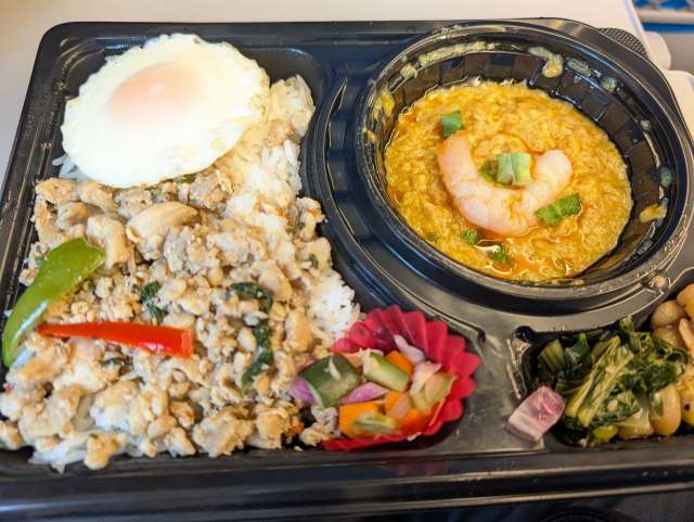 ＪＲ品川駅ナカ「ミスターチキン鶏飯店」でタイ料理コンボ弁当（ガパオ＆クンパッポンカリー）