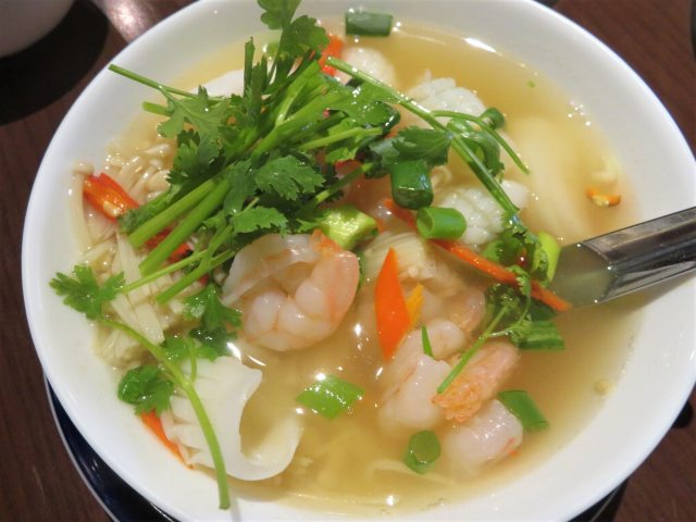 すっぱ辛旨クリアスープ トムヤムクン ナムサイ を シヤートムヤムクンポーチャナー 上野 で 毎日カレー と タイ料理 By エスニカン すっぱ辛旨クリアスープ トムヤムクン ナムサイ を シヤートムヤムクンポーチャナー 上野 で 毎日カレー と タイ料理 By エスニカン