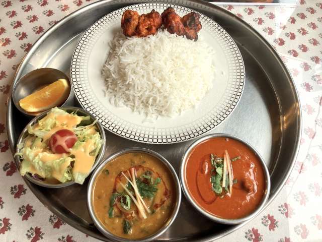 　北インド料理「サフラン」（池袋）でランチ・カレー２種（４種豆とほうれん草＆マトン）の「王様セット」