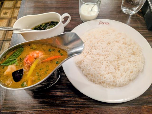 ランチ「タイカレー」の「サングリア」（二重橋前）で「シーフードカレー」（タイ香り米が美味い）