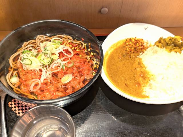 「よもだそば御徒町店」で「半インドカレー＆半そば（紅生姜天）」（※今夏はインド風「サブジそば」に驚きと感激）