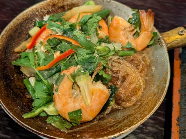 人気のタイ料理「バンタイ（新宿歌舞伎町）」で「エビと春雨の蒸しもの」と「豚肉のガパオ炒めごはんセット」