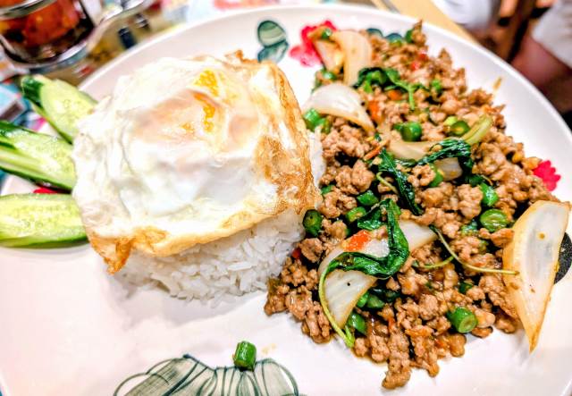 駅ナカ「タイ料理研究所エキュート秋葉原店」で生葉ガパオが香る「豚肉のガパオ炒めごはん」