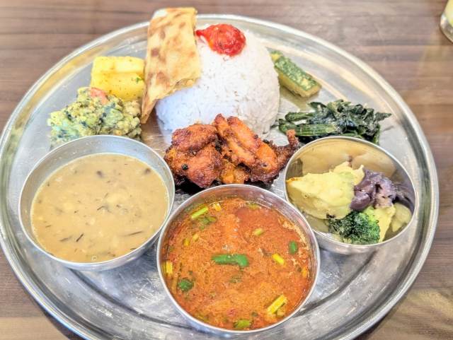 「ピプレー」（春日・えんま通り）でランチ「本日のダルバート」をネパール米で（アチャール三昧）